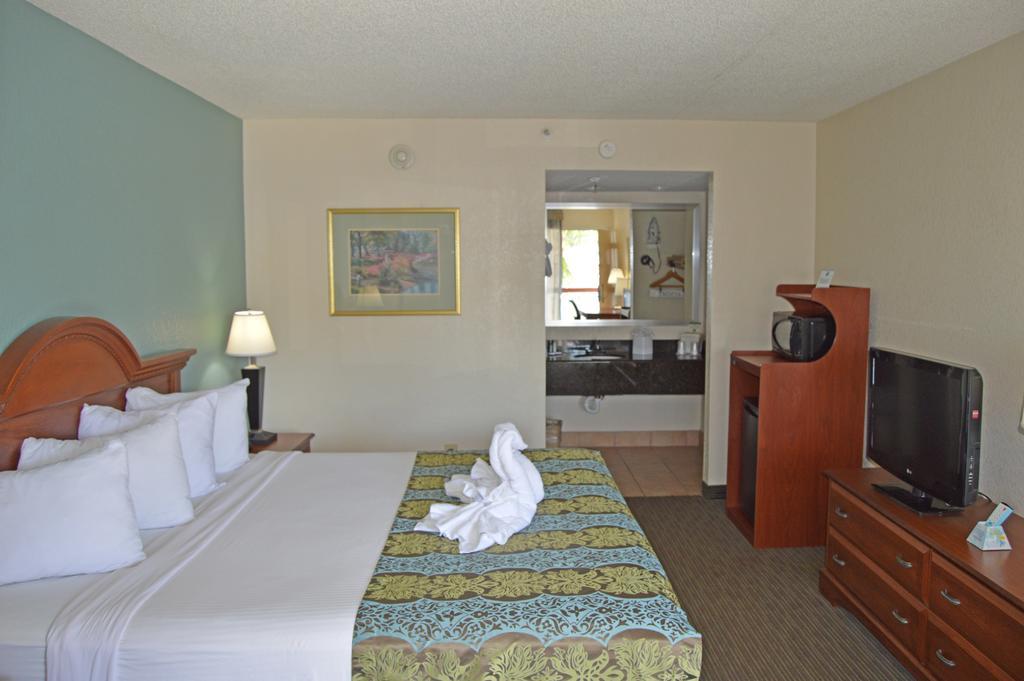 Baymont By Wyndham Sarasota Hotel Esterno foto